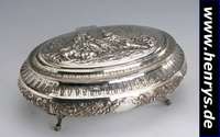 Deckeldose, deutsch, Hanau um 1900, 835er Silber, bez. Merie, aufwendige Arbeit, auf Deckel galante Szene in Landschaft, Deckel mit Scharnier, auf 4 ...