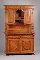 Aufsatzschrank, deutsch, um 1900, Korpus WH/HH, Wurzelnußfurnier gespiegelt bzw. 2x gespiegelt verlegt, aufgelegte 8-eckige Kissen mit gesp. ...