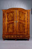 Prunkschrank, Rokoko, südwestdeutsch, um 1750/60, Korpus WH, abgeflachte Ecken, Wurzelnußfurnier z.T. quer u. vielfach gesp. verlegt, ...