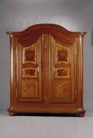 Prunkschrank, Pfalz, Gegend Bergzabern, um 1750/60, auserlesenes Hirneichenholz, kompl.auf Rahmen gearbeitet, 10 Inlets, Ecken gerundet, Fuß u. ...