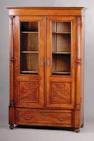 Vitrinenschrank, deutsch, um 1890, späte Gründerzeit, Korpus WH, Wurzelnußfurnier z.T. gespiegelt verlegt, Front auf Rahmen gearbeitet, ...