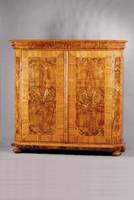 Barockschrank, rhein., um 1750, 2-türig, Korpus WH z.T.auf Rahmen gearbeitet, Ecken abgeflacht, Wurzelnußfurnier doppelt u.4-fach gesp. z.T.quer ...