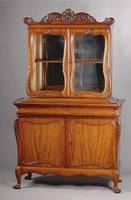Vitrinenaufsatzmöbel, wohl Dänemark, um 1900/ 10, Korpus Eiche/WH, Mahagonifurnier bzw. Pyramidenmahagoni gepiegelt verlegt, reiche Schnitzerei im ...
