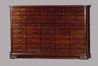 Ausgefallener Apotheker-bzw.Sammlerschrank, deutsch, um 1910, Korpus mass.Eiche, Teakholzfurnier, z.T.verspiegelt verlegt, 50 Schubladen, 5 ...