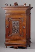 Hängeschrank, deutsch, um 1870/80, Gründerzeit, Eiche mass., kompl.auf Rahmen gearbeitet, Spätrenaissancestil m.barocken Anklängen, in sich ...