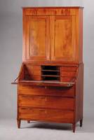 Aufsatzschrägklappensekretär, wohl Niederl., um 1830/40, Korpus WH/HH, Mahagonifurnier bzw.Pyramidenmahagoni gesp.verlegt, z.T. Nußbaum mass., ...