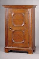 Eintüriger Bauernschrank, Hessen, um 1780/ 90, Eiche mass., Front auf Rahmen gearbeitet, Lisenen 4-fach liniert, Mittelteil gebogt, glatte ...