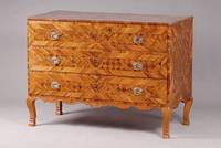 Barockkommode, süddeutsch, um 1780/90, Korpus WH, Wurzelnußfurnier, z.T.gespiegelt verlegt bzw.Parkettierung in Wurzelnuß, Bandintasien, ...