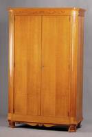 Schlafzimmerschrank, Österreich, um 1905, Korpus HH, Mahagoni innen furniert, ausgewähltes Kirschbaumfurnier gesp. verlegt, Ecken gewalmt, Kopf ...