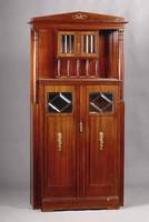 Jugendstilvitrine, deutsch, um 1904/05, Korpus WH, feines Mahagonifurnier, Säulen Mahagoni, Front auf Rahmen gearbeitet, oberer Teil facett. ...