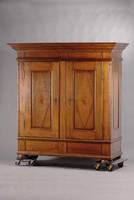 Dielenschrank, wohl mittelrheinisch, um 1780/90, Eiche massiv, kompl. auf Rahmen gearbeitet, Hirnholz, Kirschbaumfurnier, Füllungen getreppt m. ...