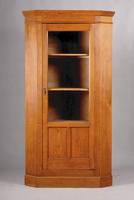 Eckschrank, deutsch, um 1900, Jugendstil, Korpus Eiche massiv bzw. WH, Front auf Rahmen gearbeitet, abgeknickte Seitenteile, Oberteil verglast, 3 ...