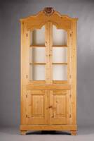 Eckvitrine, wohl mitteldeutsch, um 1860/70, WH massiv, Front auf Rahmen gearbeitet, 4 -türig, Oberteil verglast u. versprosst, 2 Einlegeböden, Kopf ...