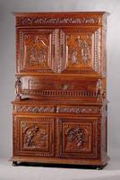 Vielzweckschrank, Flandern, um 1890, Korpus HH/WH, Eiche massiv, Front u. Seiten a. Rahmen gearbeitet, Inlets m. reicher Schnitzerei, bäuerl. ...