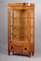 Vitrine, deutsch, um 1906-10, HH/WH, Mahagoni bzw. Pyramidenmahagonifurnier, z.T. gesp. verlegt, im Jugendstil m. starkem Biedermaiereinschlag, ...