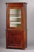 Aufsatzvitrine, mitteldeutsch, um 1860, Korpus WH, Mahagonifurnier gesp. verlegt, Front auf Rahmen gearbeitet, Ecken abgeflacht bzw. aufges. ...