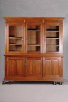Bibliotheksschrank bzw. Vielzweckschrank, deutsch, um 1904-08, massiv auf Eiche gearbeitet, 9 Einlegebretter, verstellbar, unten 3 Schiebetüren, ...