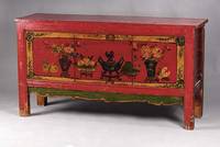 Anrichte bzw. Ahnenaltar, China, 20. Jhd., WH/HH z.T. auf Rahmen gearbeitet, 3-türig, bunt staffiert m. Blumen, z.T. rotgrundig, starke Alterssp., ...