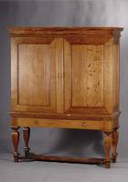 Aufsatzschrank, Holland, um 1770/80, Eiche mass., Unterteil 4 quadr.Balusterbeine m. Verschränkungen, Oberteil 2-türig, z.T.auf Rahmen gearbeitet, ...