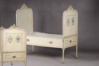 Kinderbett, Jugendstil, um 1900, Blech, lithogr.Bilder, cremefarben gefasst, orig.Fassung, l.korr., ca. 128x64x128cm
