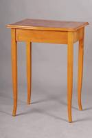 Beistelltisch, süddeutsch, Biedermeier, um 1820/30, dickfurnierig, Beine Ahorn, Kirschbaumfurnier auf Zarge gespiegelt verlegt, Platte einfach ...