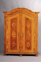 Barockstilschrank, 1960, Wurzelnussfurnier, Ahorn und Rosenholz, Seiten abgeplattet, Zierleisten z.T. verkröpft, Bandelwerk, Verkäufer: F. Führer, ...