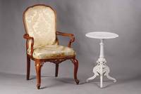 Tischchen, wohl Frankreich, 1890, Nussbaum massiv, weiß lackiert, Beine 3 Ausleger, gerieft, Akantusblattverzierung, Rocaillen, Tischplatte mit ...