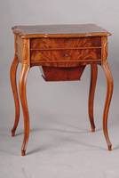 Nähtisch, 1850/60, Nussbaum furnier/massiv, 2 intergrierte Schubladen, allseitig geschweifte Deckplatte, Gebrauchsspuren aus der Zeit, alt belassen, ...