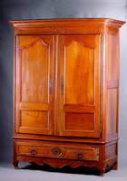 Dielenschrank, Elsass-Lot., um 1760, auf Rahmen gearbeitet, Kirschbaum massiv, glatte Inlets, integrierte Schublade, aufgesetzte Leisten, diese ...