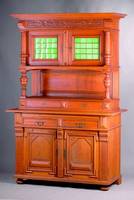 Aufsatzbuffet, deutsch, um 1900/10, Korpus Eiche massiv bzw. Eichefurnier, in sich 7-fach gegliedert, Unterteil: 2 schübig, einfache Einlegebretter, ...