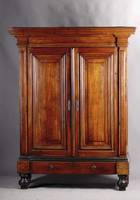 2-türiger Dielenschrank, Niederlande, um 1750 , Nußbaum massiv, komplett auf Rahmen gearbeitet, verdübelt, Dübel z.T. herausnehmbar, integr. ...
