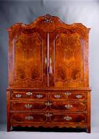Kabinetschrank, Niederlande, um 1770/80, Korpus WH/HH, Wurzelnußfurnier gesp. u. doppelt gesp. verlegt, Unterteil 4-schübig, Oberteil 2-türig m. ...