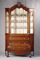 Aufsatzvitrine, Holland, um 1790-1810, Eiche massiv, 3-schübig, Unterteil 3-fach geschweift, abgekantete Ecken, Tatzenfüße, Frontzarge 6-fach ...