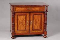 Halbschrank, deutsch, um 1880/90, 2-türig m. integr. Schublade, Korpus WH, Wurzelnußfurnier einfach u. doppelt gesp. verlegt, Frontausrichtung m. ...