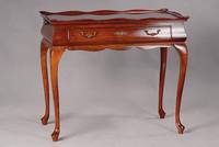 Serviertisch, England, nach 1900, Chippendalestile, m. integr. Tablett, Nußbaum/Palisanterfurnier gesp. verlegt, orig. Beschl., Abstellbretter ...