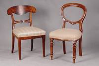 2 Schaufelstühle, England, um 1870/80, Korpus WH, Pyramidenmahagonifurnier gesp. verlegt, Rückenspange horizontal m. Rosette u.gespaltener ...