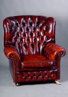 Chesterfield-Sessel, nach engl. Vorbild v. 1910, Neuausformung 50/60er Jahre, rot-brauner Lederbezug, geheftet u. genoppt, loses Sitzkissen, ...