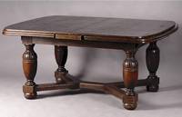 Ausziehtisch, deutsch, um 1900/10, Eiche massiv bzw Furnier, geschwärzt, Balusterbeine in sich verschränkt, sparsame Zahnfriesschnitz., auf 410 cm ...