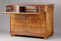 Schreibkommode, Baden/Pfalz, um 1830/40, 4 schübig, Wurzelnußfurnier gesp. u. doppelt gesp. verlegt, Oberteil horizontal geschweift, m. integr. ...