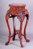 Beistelltisch oder Blumensäule, China, um 1900-10, Hartholz reich geschnitzt, teils in Durchbrucharbeit, Platte mit Steineinlage, H. ca. 90 cm, D. ...