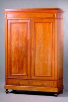 Schlafzimmerschrank, Frankreich, um 1890, Korpus HH bzw. Wurzelnußfurnier gesp. verlegt, Zierleisten massiv Nußbaum, Lisenen 3-fach gerieft, 2 ...