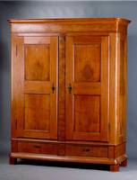Biedermeierschrank, süddeutsch, wohl Freiburg,um 1830/40, Korpus Kirschbaum massiv, Füllungen gespiegelt verlegt, Rahmen Eiche massiv, 2 integr. ...