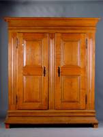 Norddeutscher Schrank, um 1760, Eiche massiv auf Rahmen gearbeitet, Füllungen doppelt getreppt, Ecken abgerundet, Lisenen aus dem Vollholz ...