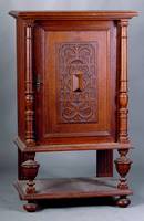 Beistellschränkchen, deutsch, um 1880-90, Nußbaum massiv bzw. Furnier, mit aufgelegten Schnitzereien und gedrehten Vollsäulen, ca. 110 x 67 x 44 cm