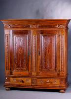 Dielenschrank, Niederrhein, Richtung Lüttich, um 1750/70, Eiche massiv, Fuß 7-fach getreppt m. integr. Schublade, Muschel u. Blütenschnitzerei ...