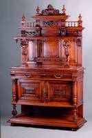 Prunkaufsatzbuffet, Südfrankreich, um 1870/80 , Nußbaum massiv bzw. Furnier, in sich horizontal 12-fach gegliedert, Fußteil m. Zierleiste, diese ...