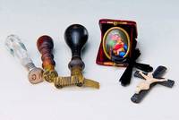 2 Kruzifixe u.1 Heiligenbild in Etui, 1x Elfenbein/Holz um 1800, H.ca. 8 cm; 1xOxidian H.ca. 8.5 cm, 925er Silberöse; Madonna nach Raphael, Malerei ...