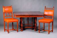 Tisch und vier Stühle, Frankreich, um 1870/80, je zwei Stuhlpaar mit passendem Leder bezogen, leicht verschieden in den Drechselarbeiten bzw. Dekor, ...