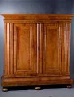 Wellenschrank, Hessen Land, um 1760, Korpus Weichholz, Wurzelnußfurnier, querverlegt, Lisenen und Schlagleiste doppelt geschweift, Türen auf Rahmen ...