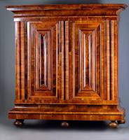 Klassischer Wellenschrank, Frankfurt, um 1720, Korpus Weichholz, Wurzelnußfurnier, in versch. hohen Qualitäten quer verlegt, Lisenen und ...